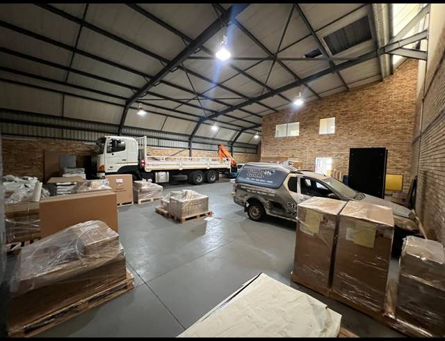 400M² WAREHOUSE TO LET IN LASER PARK